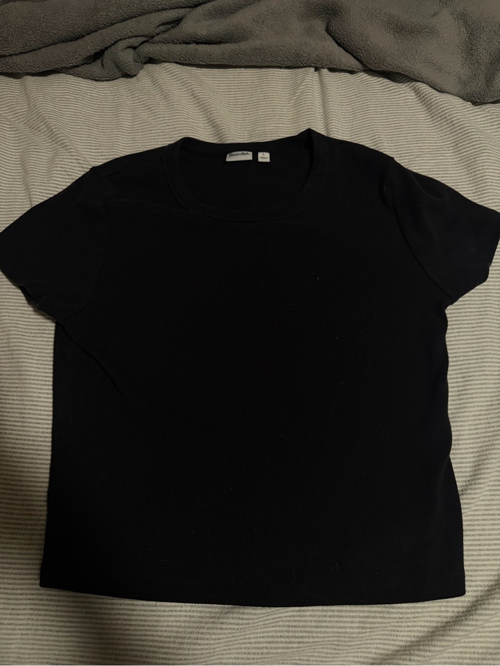 aritzia (sun-deh) black tshirt